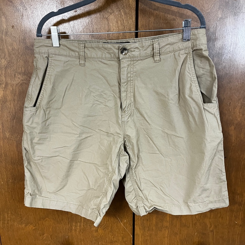 Mountain Khaki lightweight shorts 34 waist